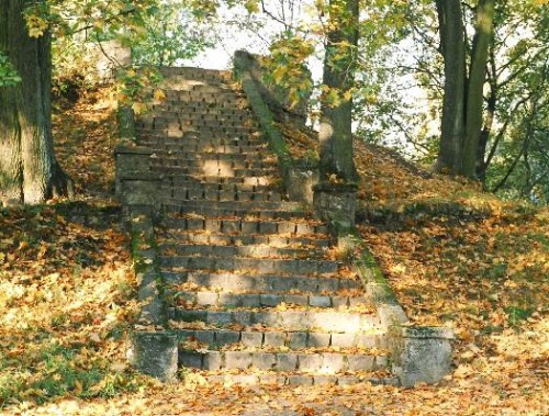 Mākslīgais kalniņš Mazajā Arkādijā