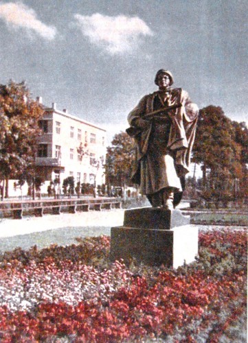 Padomju karavīra skulptūra 1960. gados